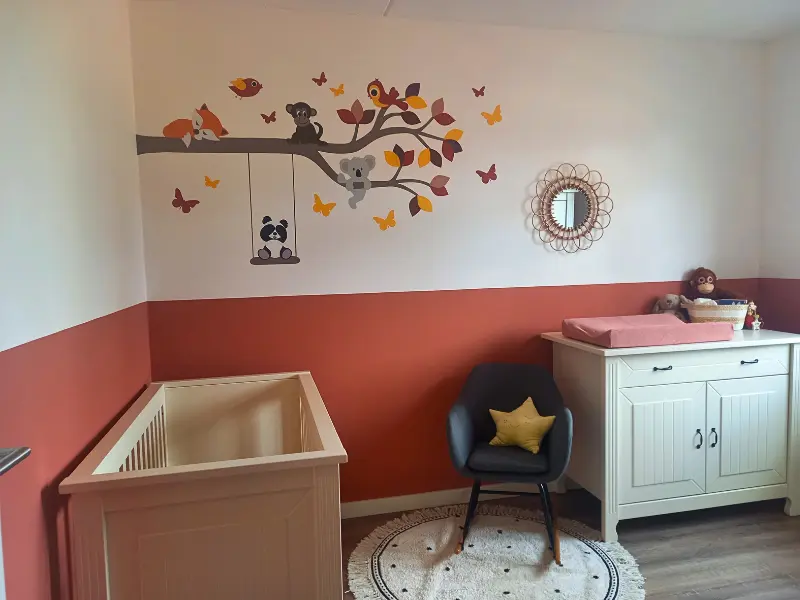 Terracotta en okergele babykamer met vrolijke dierentak